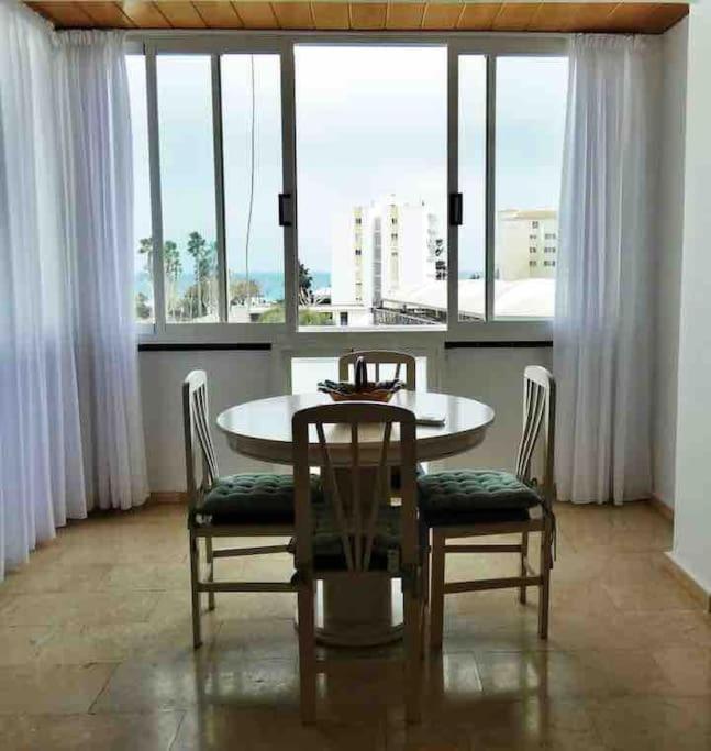 Lovely 2 Bedroom 2nd Line To Apartment